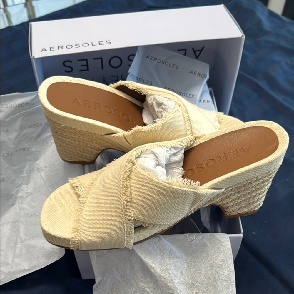 AEROSOLES Cream Mules with Cushioned Comfort NWT